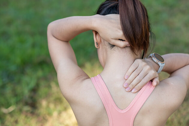 年轻年轻的健身女子抱着她运动时颈部受伤 肌肉疼痛培训.亚洲女跑步者夏天在户外运动后身体有问题活动受伤女性