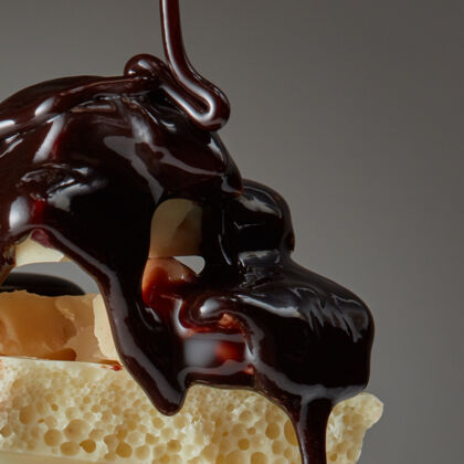 诱惑把巧克力糖浆倒在黑巧克力上美味营养裂纹