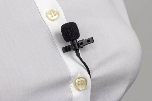 衣服领夹式话筒采用夹在女式衬衫特写镜头上的夹子固定媒体娱乐音乐