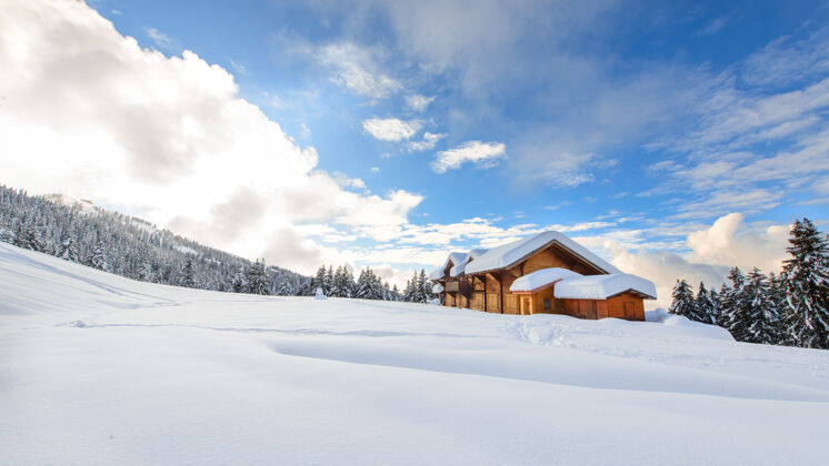 木头在意大利阿尔卑斯山的积雪中的高山小屋小屋风景寒冷
