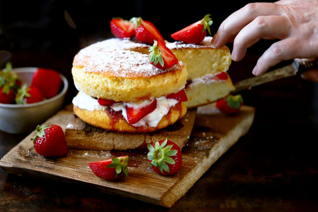 奶油草莓海绵蛋糕配新鲜草莓和奶油甜点三明治蛋糕
