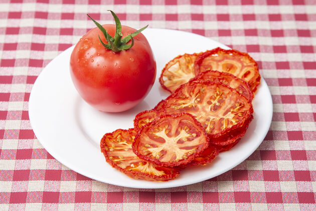 配料新鲜的红番茄和干番茄片放在烤盘上维生素板蔬菜食品烹饪隔离种子