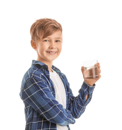 健康可爱的小男孩 一杯白开水能量健康饮料