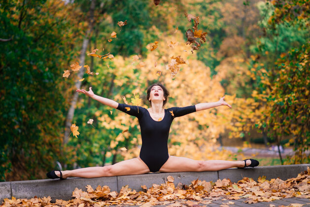 减肥美丽的女性 芭蕾舞演员 穿着黑色紧身衣的运动员在公园里训练公园年轻瑜伽