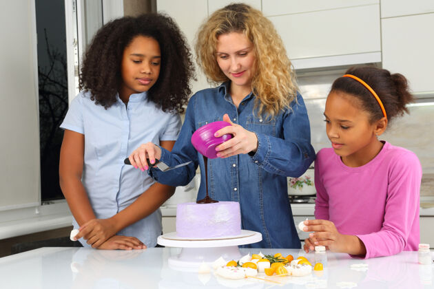 食物孩子们帮妈妈装饰蛋糕帮助甜点妈妈
