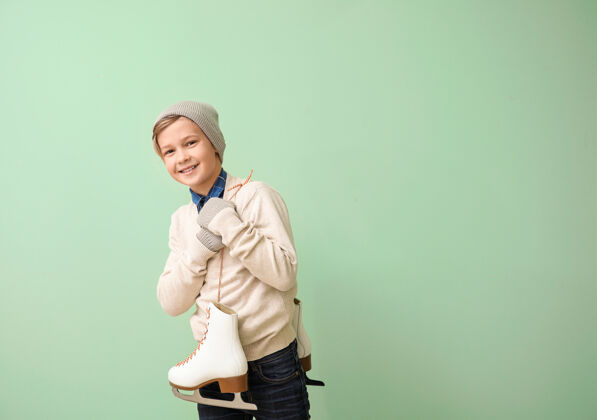 可爱可爱的小男孩和彩色的溜冰鞋冷男孩活动