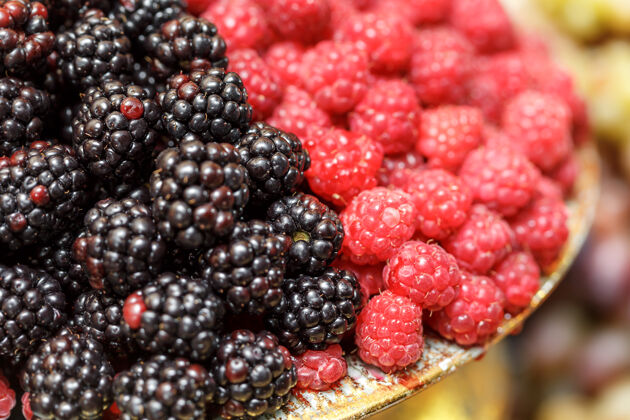 饮食新鲜黑莓和覆盆子接近-向上有用甜食.天然的维生素 抗氧化剂健活方式新鲜排毒混合