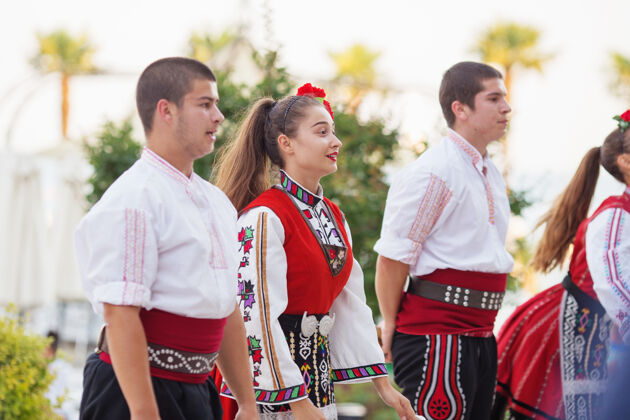 娱乐身着传统服装的民间团体正在表演保加利亚民族舞蹈节日海洋休闲
