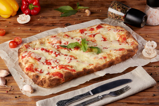 烘焙罗马披萨 经典意大利披萨的变体 木制背景罗马菜传统海鲜
