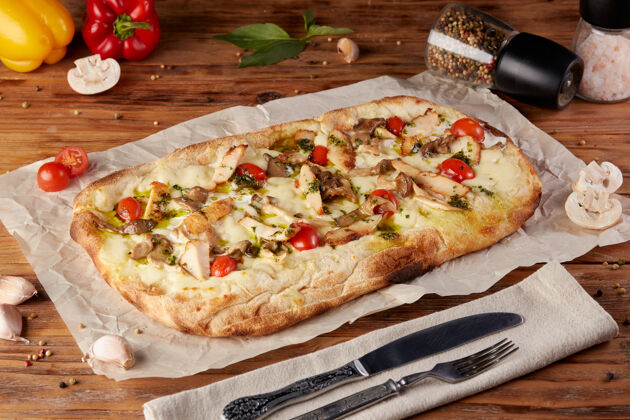 奶酪罗马披萨 经典意大利披萨的变体 木制背景欧芹木材切片