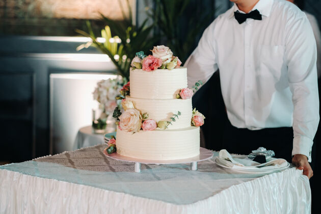糖优雅的婚礼蛋糕在婚礼上分为三层甜点不寻常美味