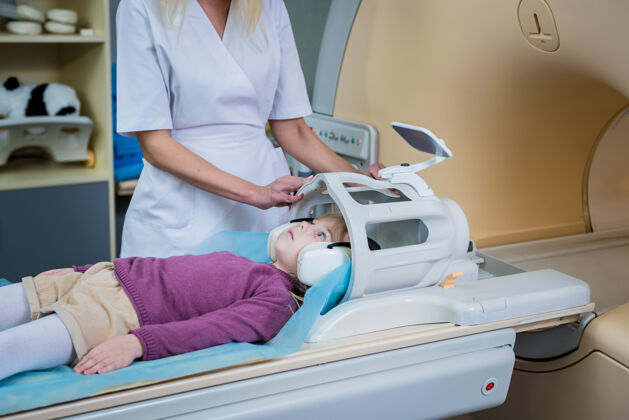辐射放射科医生准备给小女孩做核磁共振脑部检查设备医生过程