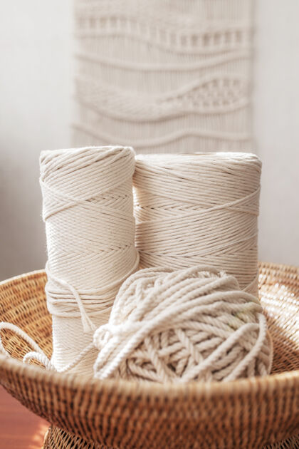 绳子手工编织和棉线质朴的木头表.hobby在木制的编织篮子里编织棉线女董事会爱好纱线工艺房子