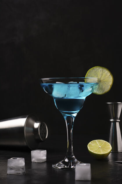 白酒蓝色的酒精鸡尾酒放在一个杯子里 黑色的杯子上加冰配料摇壶酒精饮料