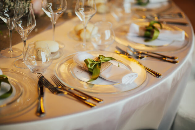 优雅为节日活动 聚会或婚宴准备的漂亮桌子日期玻璃豪华