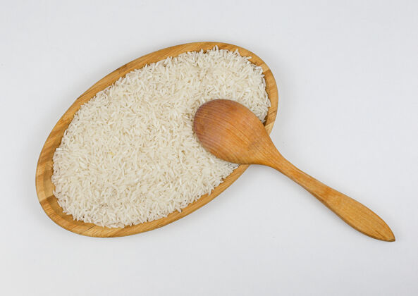 素食用木勺盛在木盘里的米饭农业谷物文化