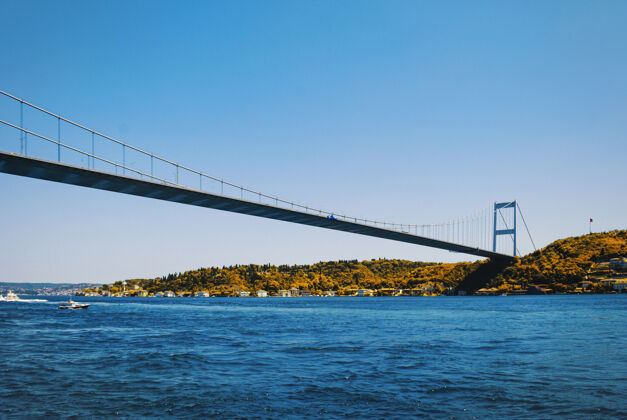 户外从河堤上俯瞰法蒂赫苏丹迈赫迈特大桥和博斯普鲁斯海峡水伊斯坦布尔桥
