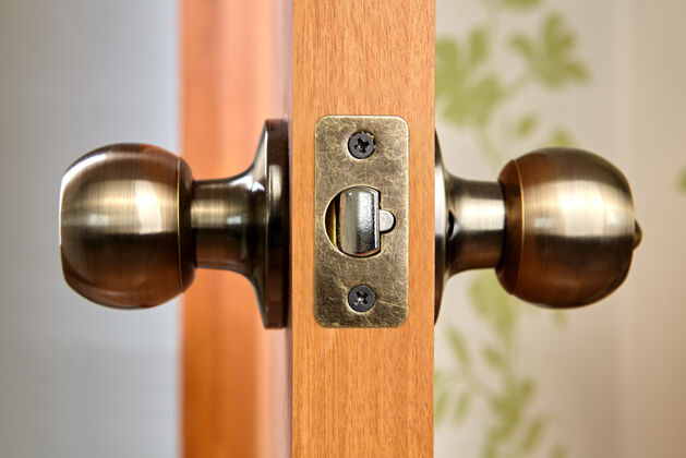 室内黄铜门把手与插销和锁安装把手关门