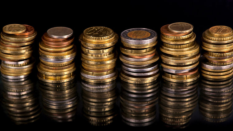 圆在黑色背景上堆叠不同国家的硬币圆黄金银行