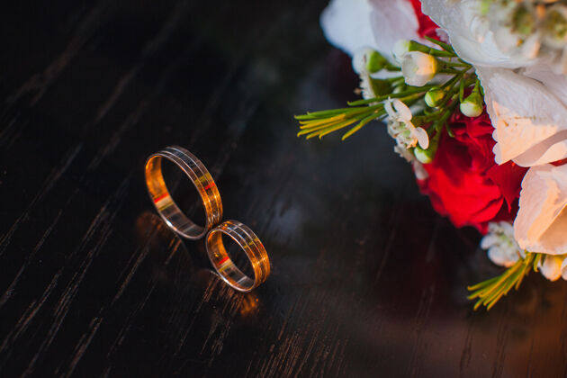 订婚鲜花和结婚戒指爱情花瓣奢华