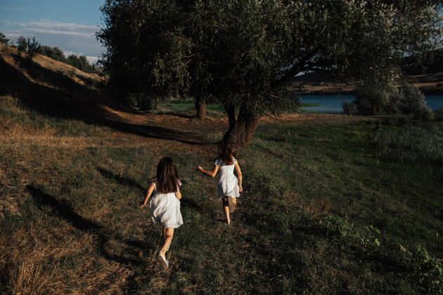 夏天在一个阳光明媚的夏日 两个小妹妹在路上奔跑冒险环境魅力