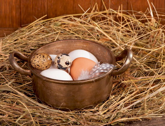 春天木制背景上篮子里的鸡蛋有机自然鸟类