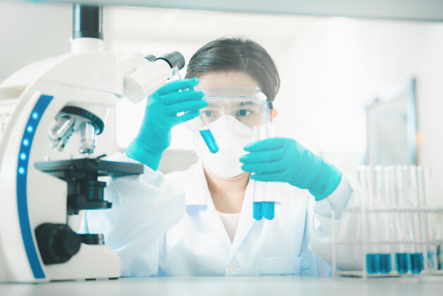 液体医生或科学家在实验室持有液体疫苗在医学研究实验室或科学实验室防护手套研究