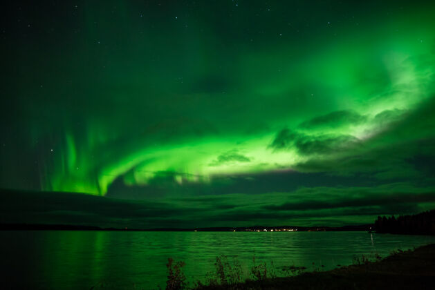 自然瑞典湖面上的北极光瑞典灯光湖泊
