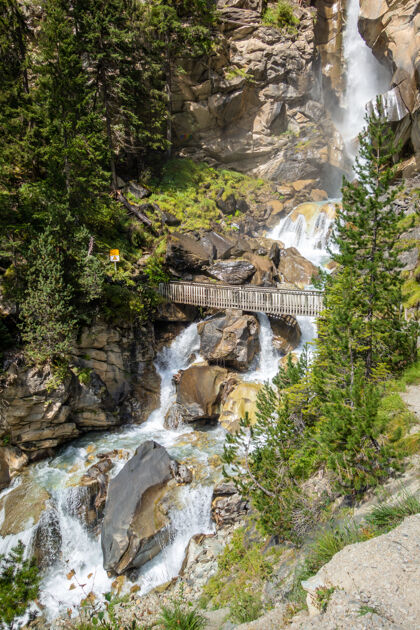 景观法国阿尔卑斯山萨瓦瓦国家公园瀑布河流山新鲜