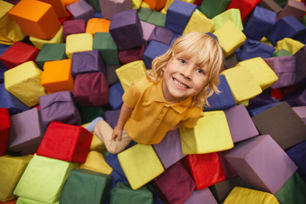 可爱快乐的孩子在娱乐公园和立方体玩耍时微笑的画像乐趣室内堆