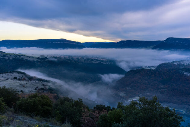 景色法国米洛塔恩山谷的雾风景山谷云