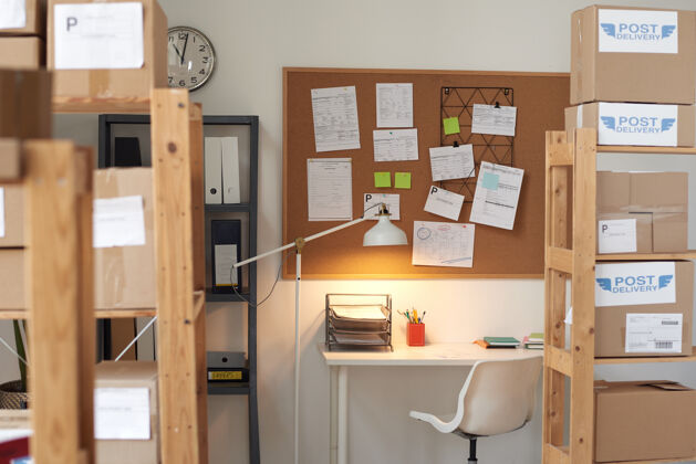 黑板空空荡荡的办公室里 桌子上方的墙上挂着便笺板的图像装饰计算机工作