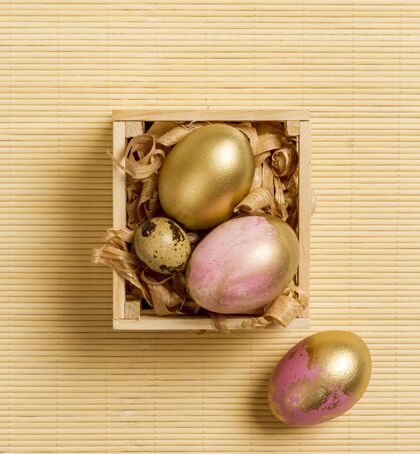 帕斯卡木箱里复活节彩蛋的俯视图节日奉献鸡蛋