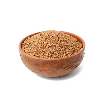 堆生荞麦粒放在棕色陶瓷盘子里 谷类隔离没有人碗膳食