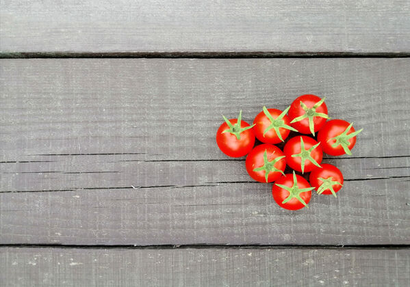 健康西红柿放在天然的木头表面深色木材健康食物