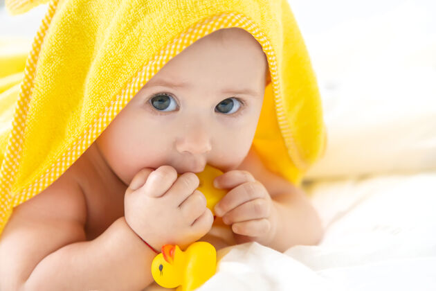 情绪宝宝用毛巾洗澡后脸婴儿舒适
