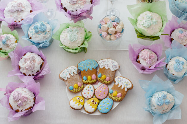 釉面美丽的复活节蛋糕放在装饰的灯桌上复活节的一个轻松的节日鲜花饼干节日