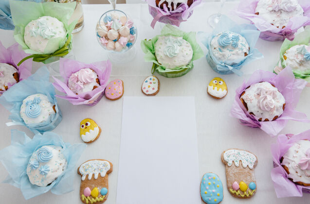 姜饼美丽的复活节蛋糕放在装饰的灯桌上复活节的一个轻松的节日饼干传统釉面
