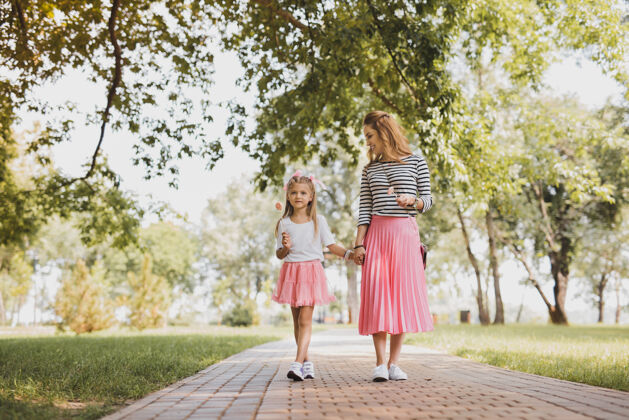 植物学一头金发的可爱女儿和妈妈一起在公园里度过了一个温暖的晴天周末情感放松