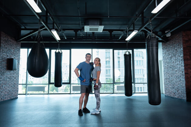 积极运动情侣年轻迷人的运动情侣在健身房一起训练时感到快乐和满足打斗情侣拳击圈