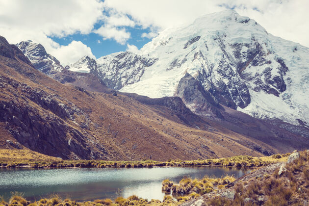 自然美丽的山脉风景在科迪勒拉华亚什 秘鲁 南美洲白色湖泊顶峰