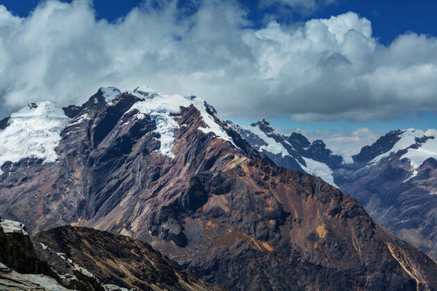 惊人美丽的山脉风景在科迪勒拉华亚什 秘鲁 南美洲白色山脉美洲