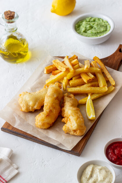 鳕鱼白色表面上的鱼和薯条英国快餐食谱小吃到啤酒英国传统食品鱼和薯条晚餐脂肪