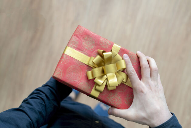 女孩顶视图人的手拿节日礼物礼盒快乐情人节接收