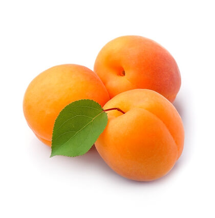 叶子甜杏隔离在白色水果果汁