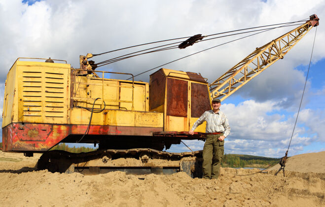 操作员在采砂场起重机上工作的人男性采矿视图