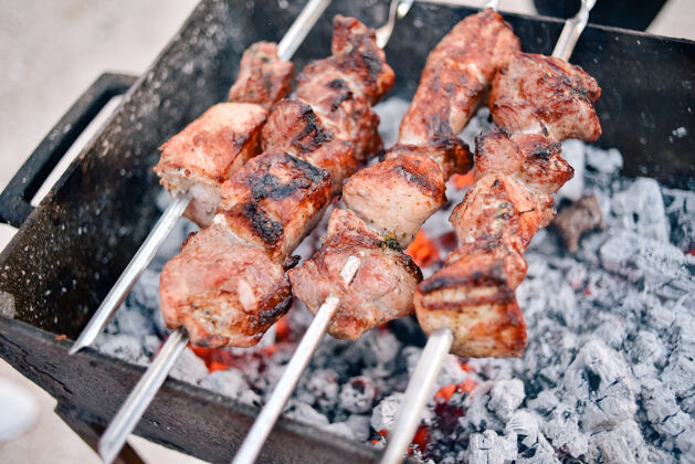 猪肉烤的kebab.pork串肉串都煮过了charcoal.street食物picnic.kebab 烧烤热的烤架午餐