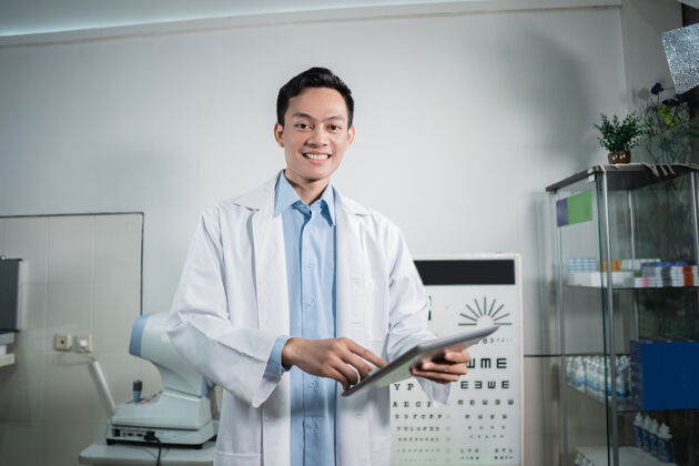 验光师一个男医生有一个眼科检查表 它是眼科诊所检查的基础眼科检查男人亚洲人