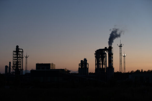 天空工厂的管道污染空气 防止日落日落烟雾有毒