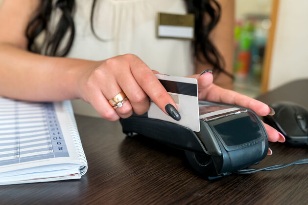 支付管理员使用信用卡和终端进行支付金融手指客户